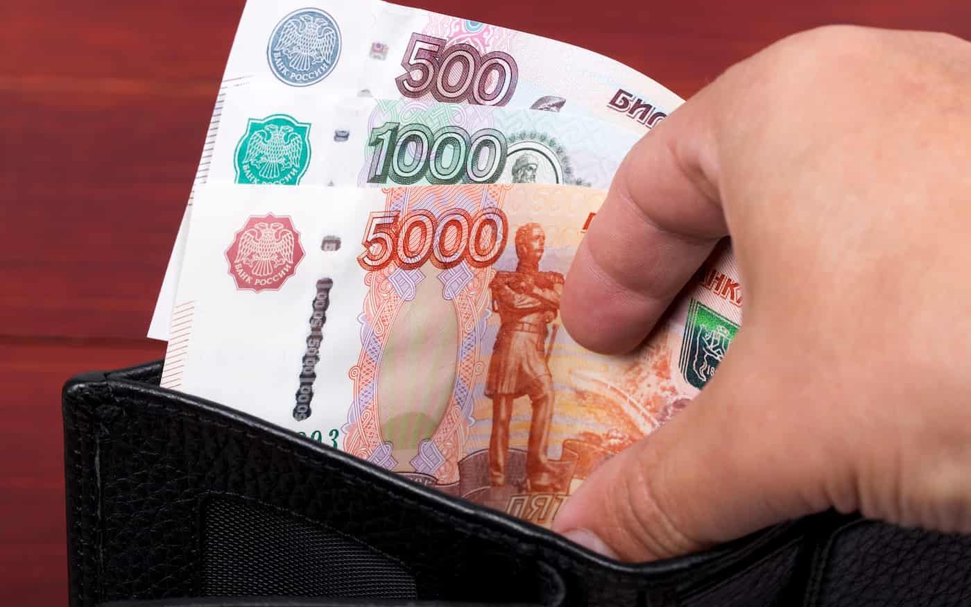 Черный кошелек с русскими деньгами.